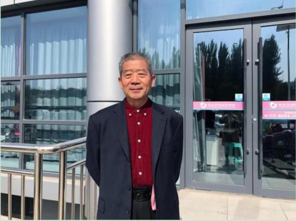 产妇的丈夫黄明，在枣庄市妇幼保健院。图/潇湘晨报记者温艳丽