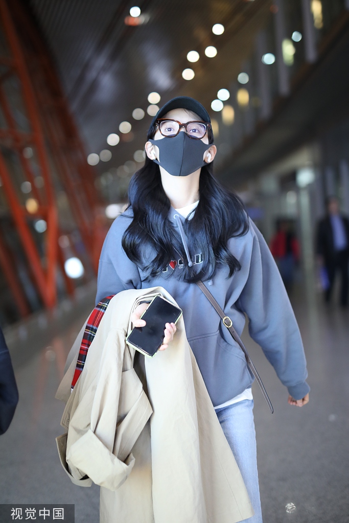 章若楠笑眼弯弯甜度爆棚戴黑框眼镜似邻家妹妹