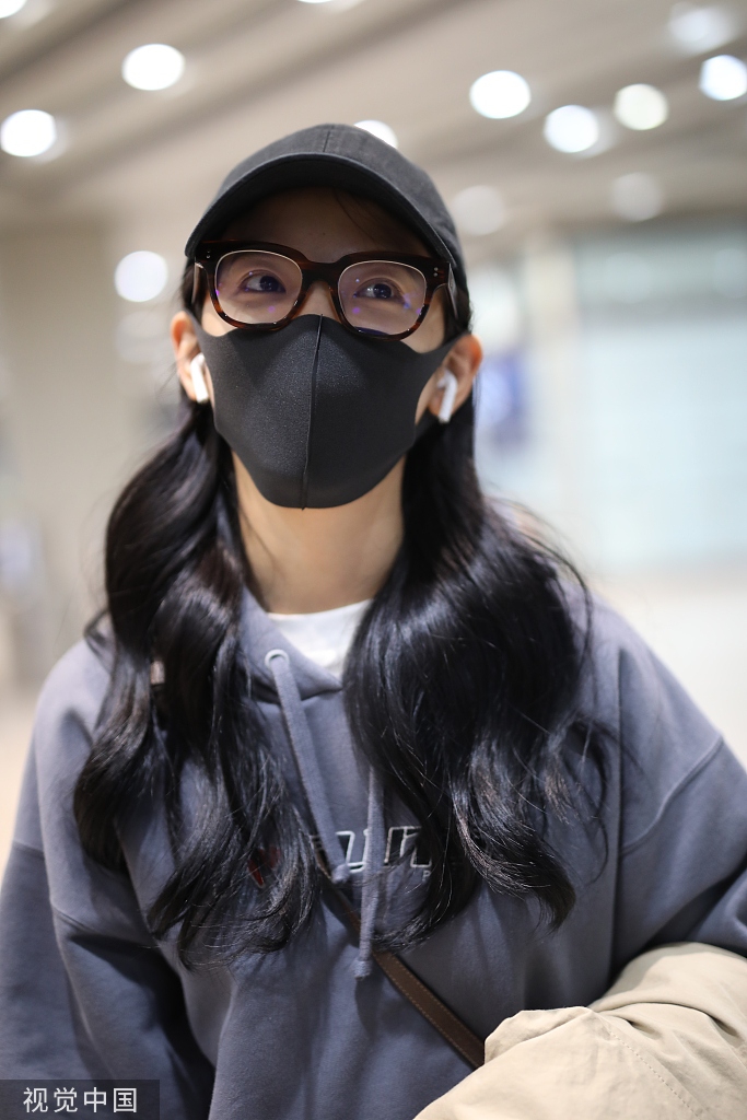 章若楠笑眼弯弯甜度爆棚戴黑框眼镜似邻家妹妹