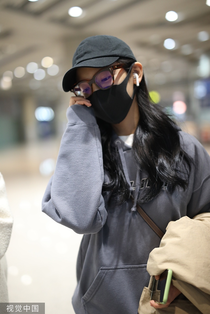 章若楠笑眼弯弯甜度爆棚戴黑框眼镜似邻家妹妹
