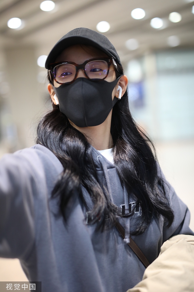 章若楠笑眼弯弯甜度爆棚戴黑框眼镜似邻家妹妹