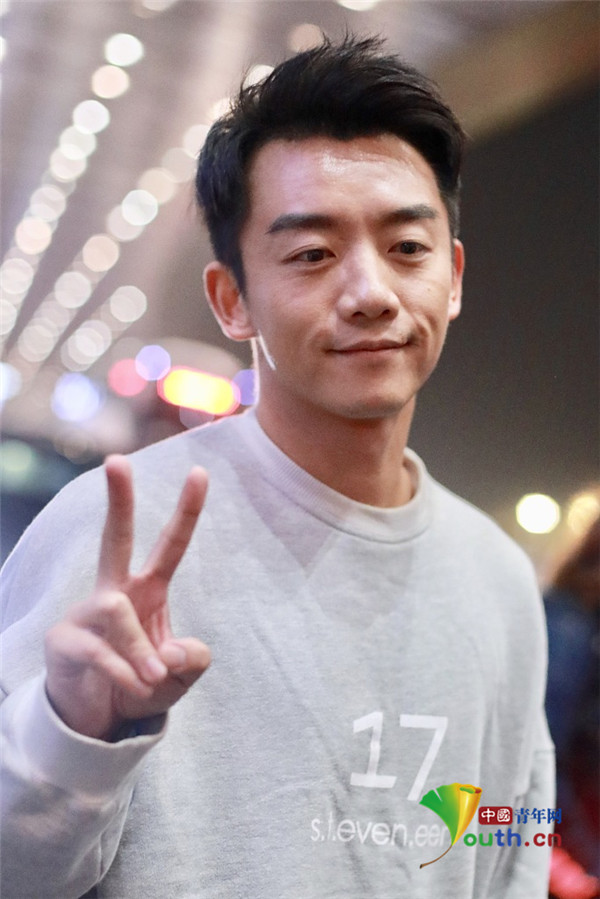 郑恺摘墨镜后秒变呆萌小可爱举剪刀手配合拍照