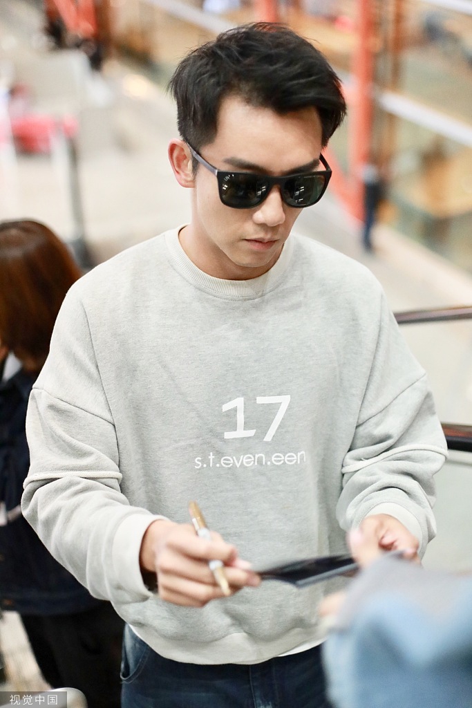 郑恺摘墨镜后秒变呆萌小生抿嘴举剪刀手配合营业