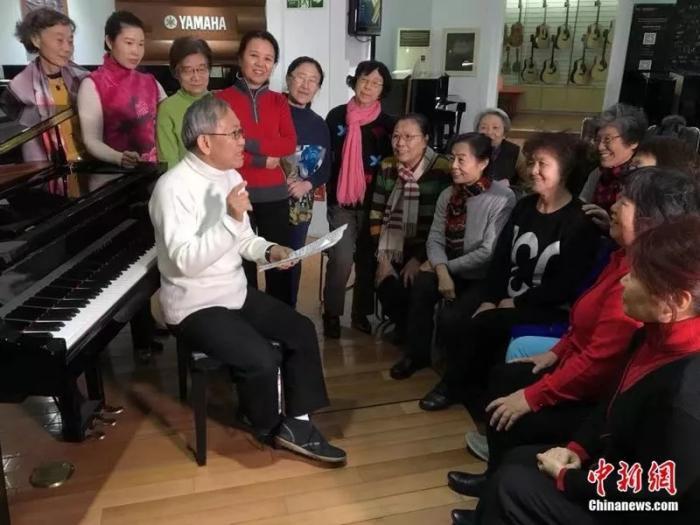 龚家枢为琴友讲解钢琴谱子