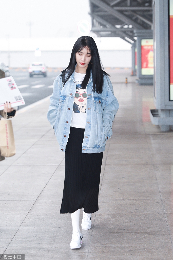 李菲儿黑裙配小白鞋文艺范儿秀发飘逸红指甲抢眼