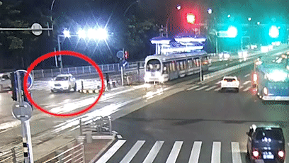 电车停稳后，李师傅赶紧走到车厢查看乘客是否受伤，同时打电话报警。