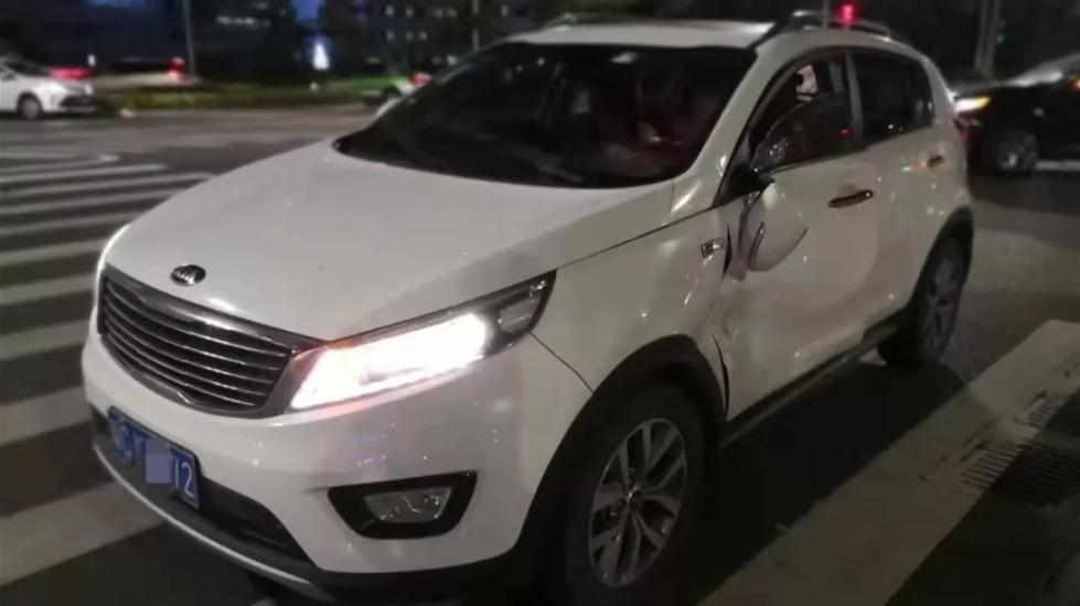 事故发生后，也有不少路人拿手机拍照，发朋友圈。