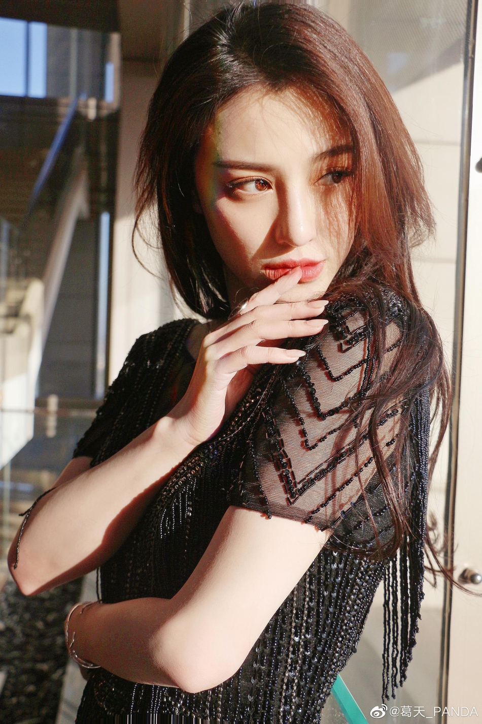 葛天晒温柔美照 穿黑色长纱裙好身材尽显