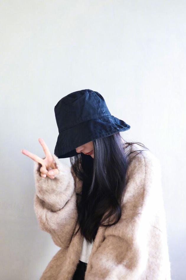 杨幂晒美照长腿吸睛戴黑色渔夫帽俏皮比耶