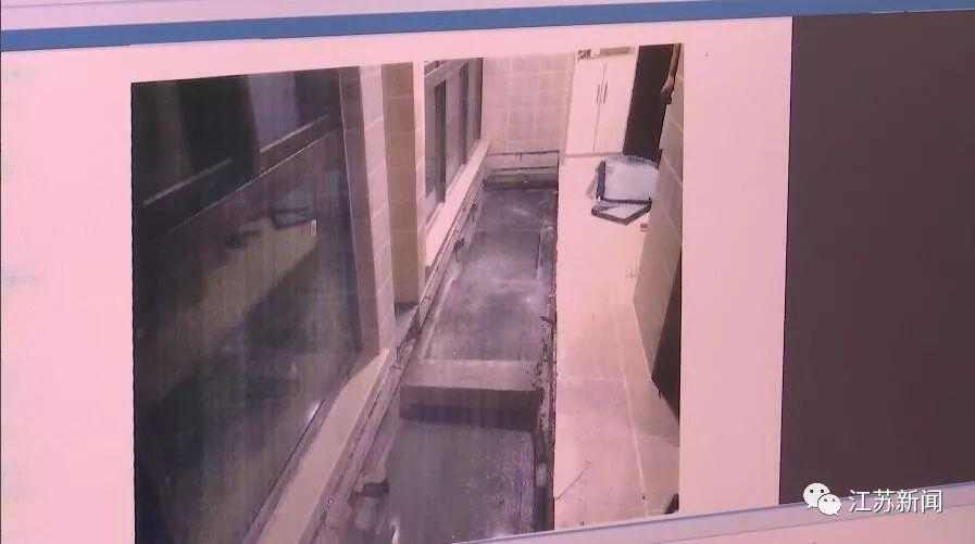 楼下的赵某认为，这也是违建，并多次投诉举报，但对自家违规搭建阳光房的行为却只字不提。