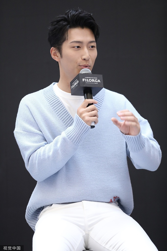 窦骁打扮温文尔雅秒变魅力学长笑容可掬帅气迷人