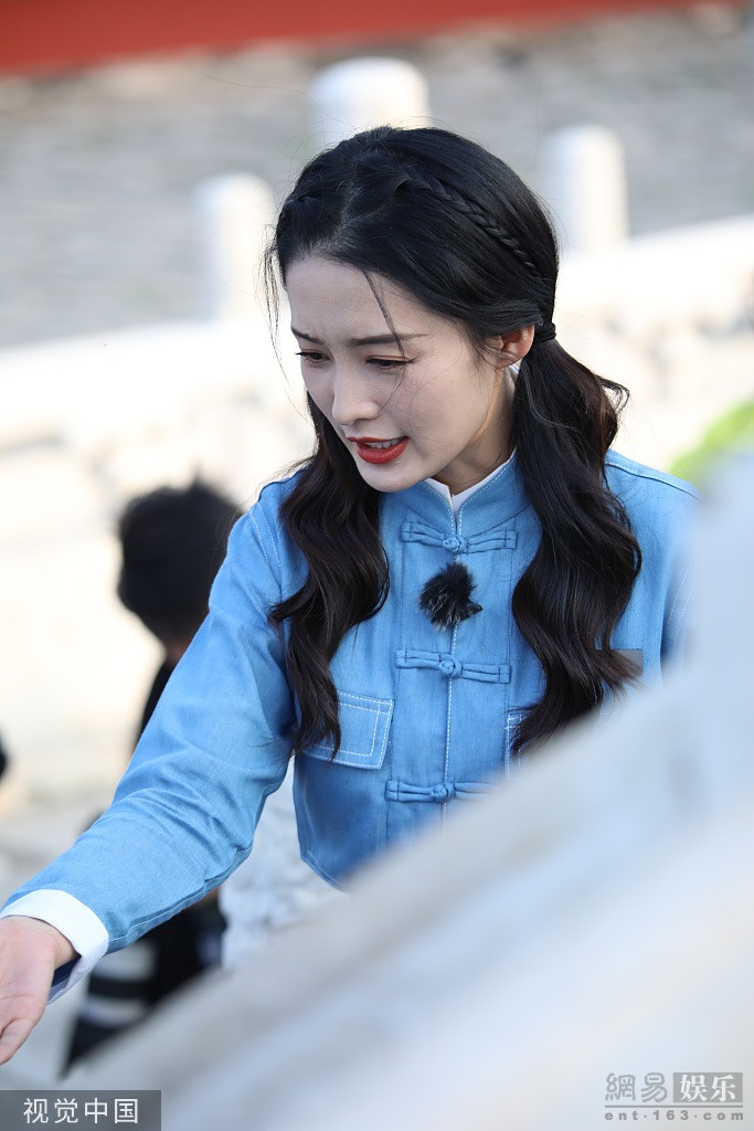 李沁穿蓝色工装秀蛮腰 双马尾造型清纯灵动