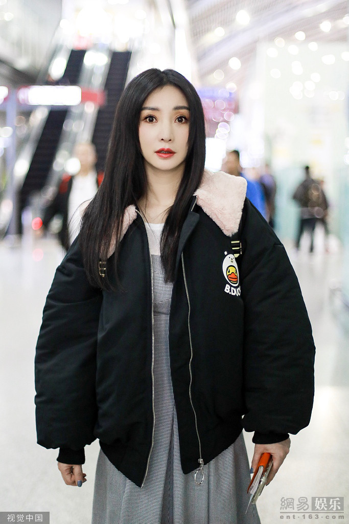 柳岩穿棉袄搭短裙不惧低温露美腿歪头卖萌