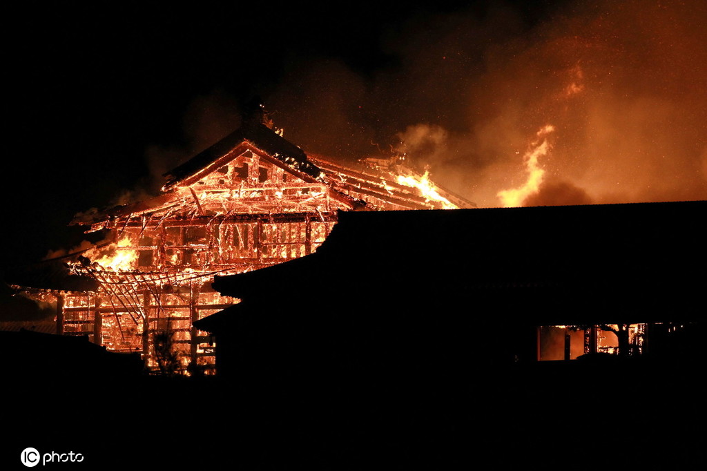 凌晨突发 大火吞噬琉球 首里城 损毁严重 起火原因不明
