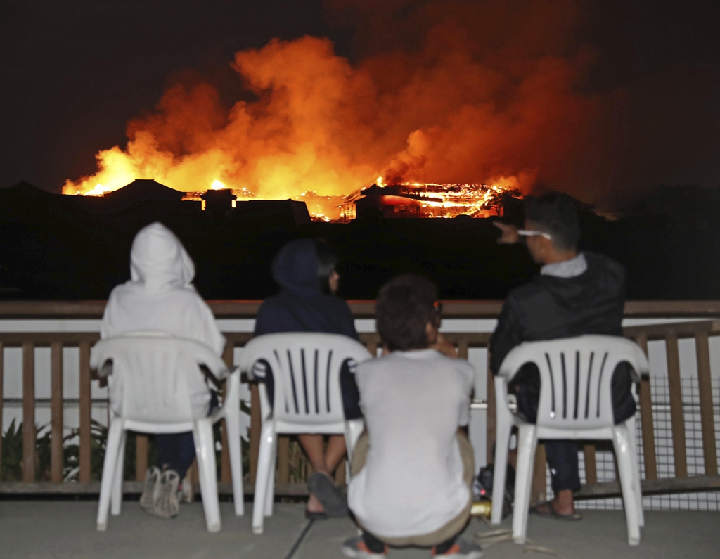 冲绳首里城大火已基本扑灭民众彻夜守望