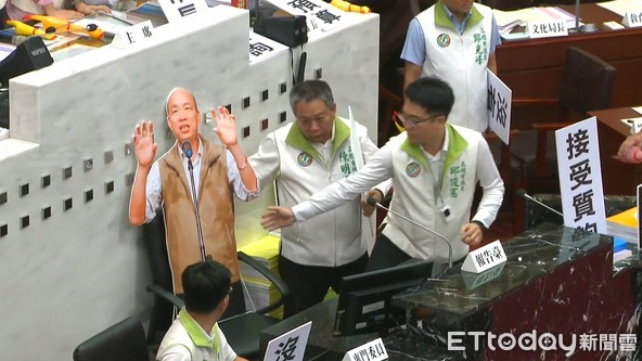 绿营议员在议场摆出侮辱韩国瑜的道具(图片来源：台媒)