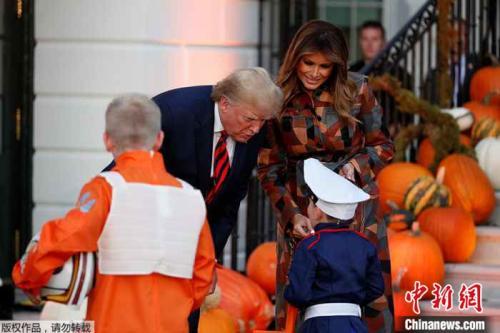 10月28日，美国总统特朗普和第一夫人梅拉尼娅在白宫向小学生分发糖果。