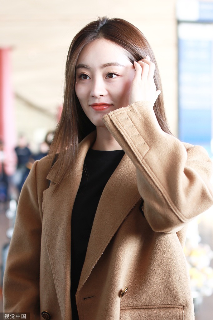 祝绪丹抱玩偶表情呆萌可爱 五官明艳女人味十足