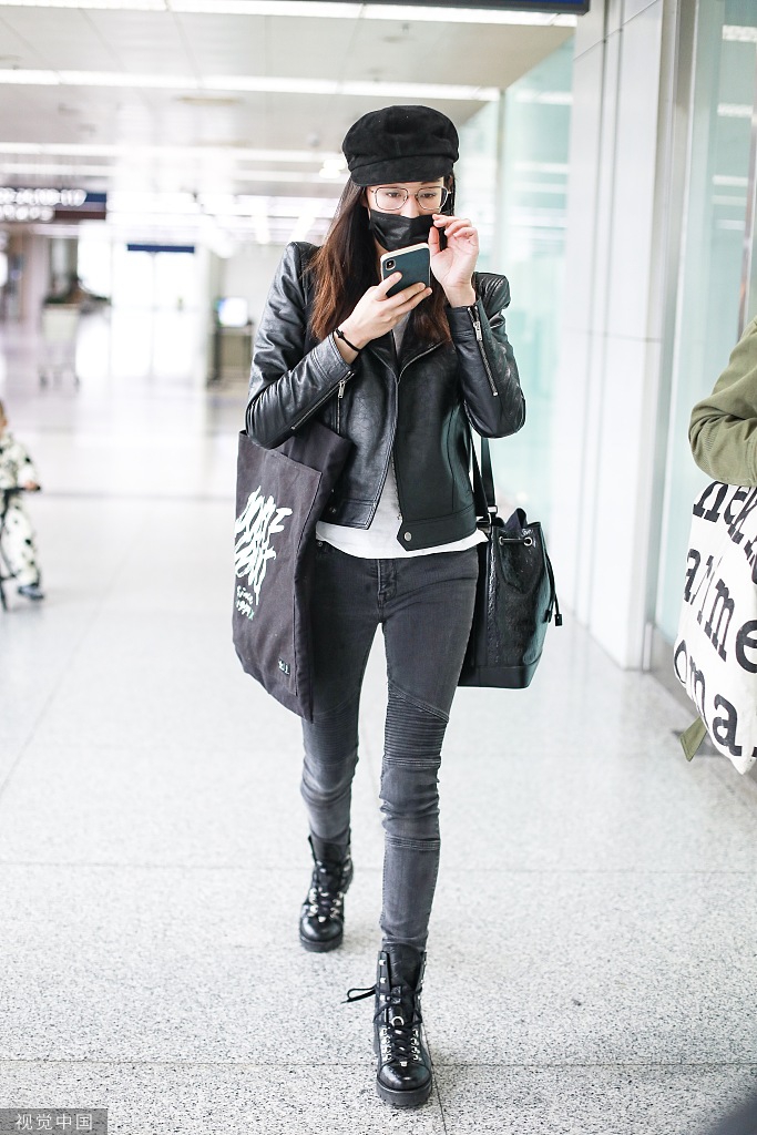 张钧甯戴报童帽穿皮衣超炫酷 身材苗条比例优越养眼
