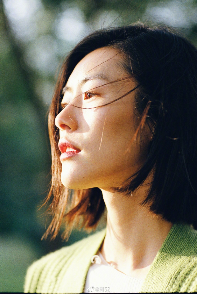 刘雯着绿色羊绒开衫清新知性露明媚温暖笑容融化秋冬