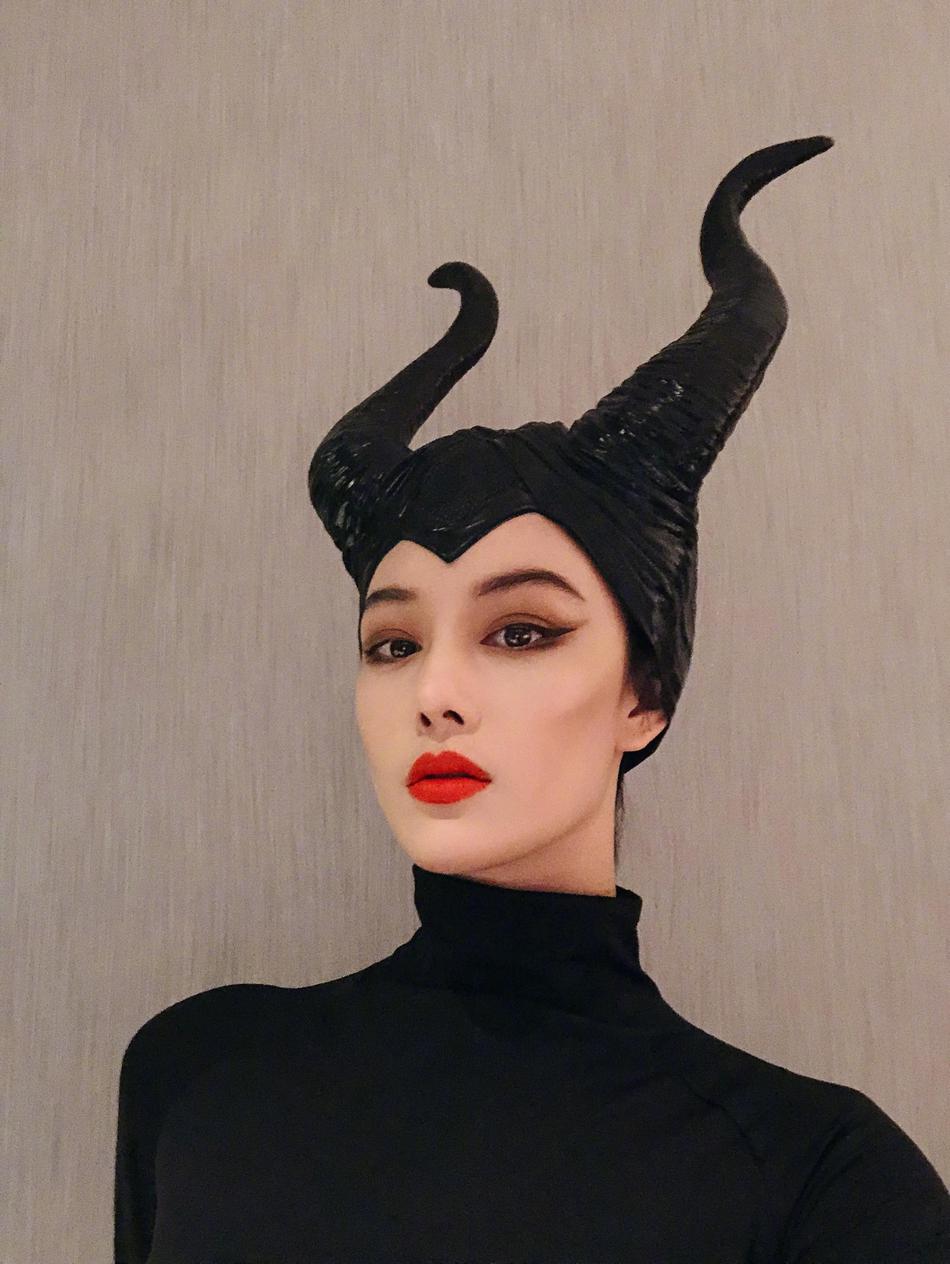 张馨予cos黑魔女很逼真烟熏妆气场全开红唇魅惑