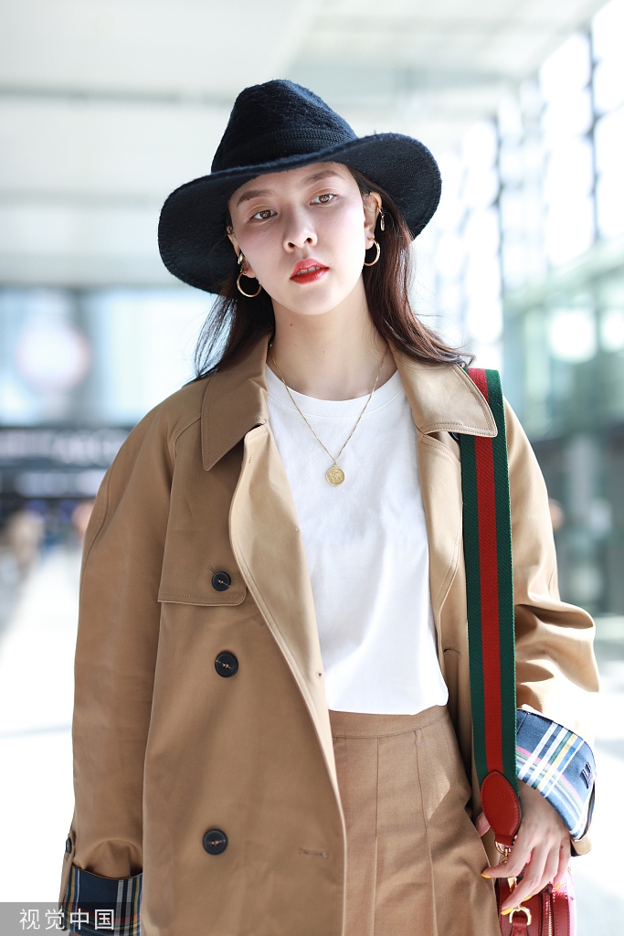 宋妍霏深秋穿风衣短裙搭配超飒 挥手甜笑少女感足