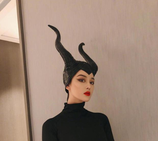 张馨予cos黑魔女很逼真 烟熏妆气场全开红唇魅惑