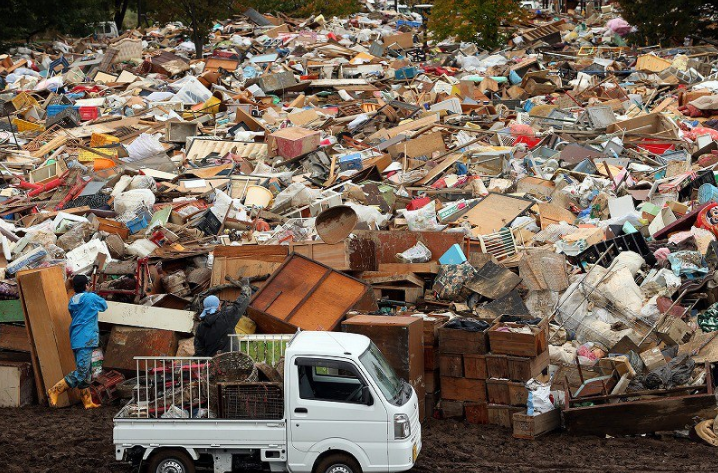 台风过后日本福岛垃圾沿路堆100多米居民不是人住的地方图