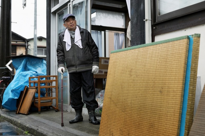 福岛县一户人家中进水,老人穿雨鞋查看街上情况(每日新闻)周边居民对