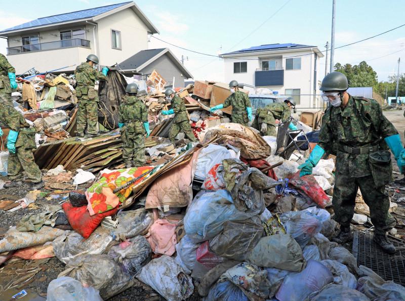 台风过后福岛垃圾堆100多米居民不是人住的地方