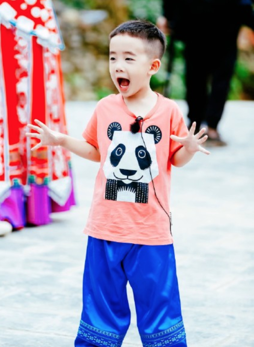 近日,jasper近照曝光,戴菜刀和蝙蝠发箍闭眼甜笑,身穿白色背心呆萌