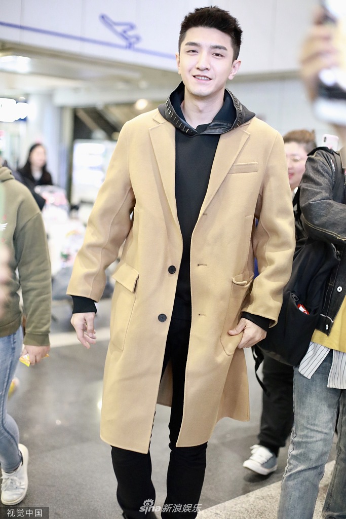 金瀚机场营业给热情粉丝签名穿男友风大衣甜笑好迷人