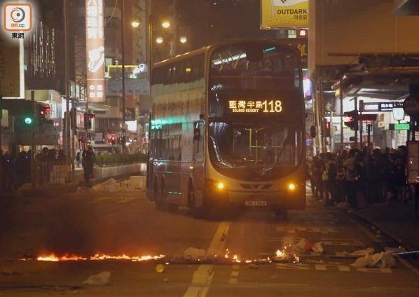 暴徒11月2日在街头非法集会、纵火(图片来源：香港“东网”)