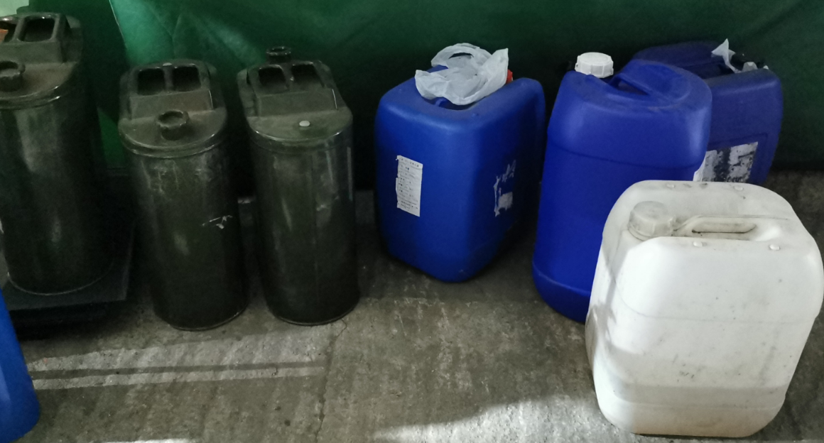 香港警方2日查获疑似汽油弹原材料(图片来源：香港《星岛日报》)