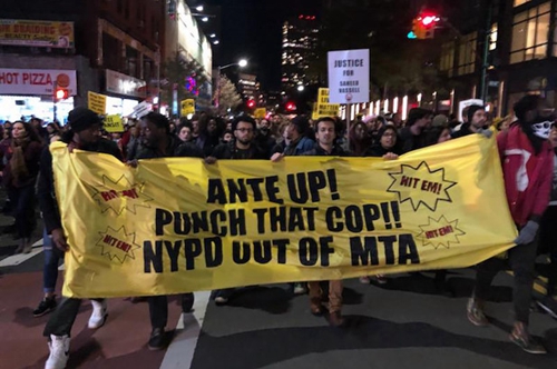 抗议人群走上纽约布鲁克林街头，图源：《纽约邮报》