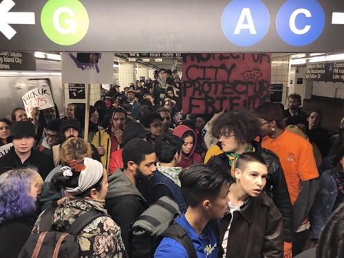 示威者涌入布鲁克林地铁站内，图源：《商业内幕》