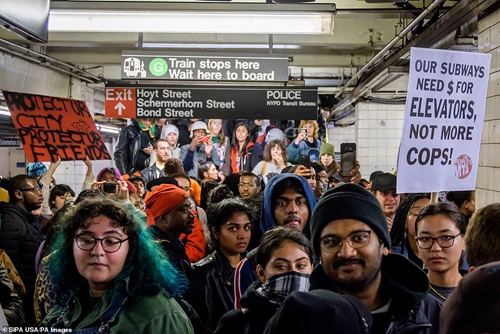 示威者涌入地铁站内。图源：《每日邮报》