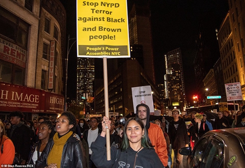 抗议示威者举着“停止纽约警察局针对黑人的恐怖行为”标语，图源：英国《每日邮报》