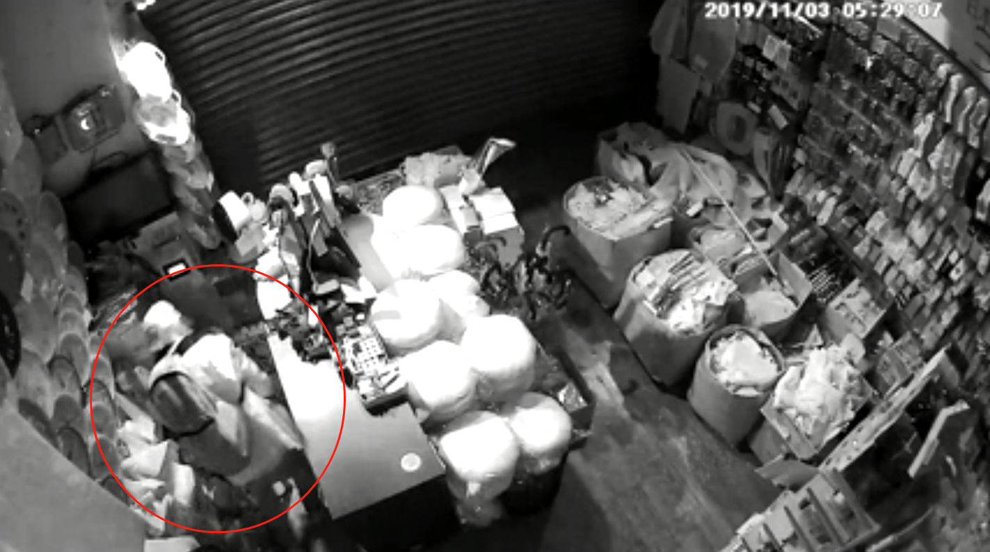 遭窃店铺的监控录像记录下疑似贼人盗窃全过程(港媒视频截图)