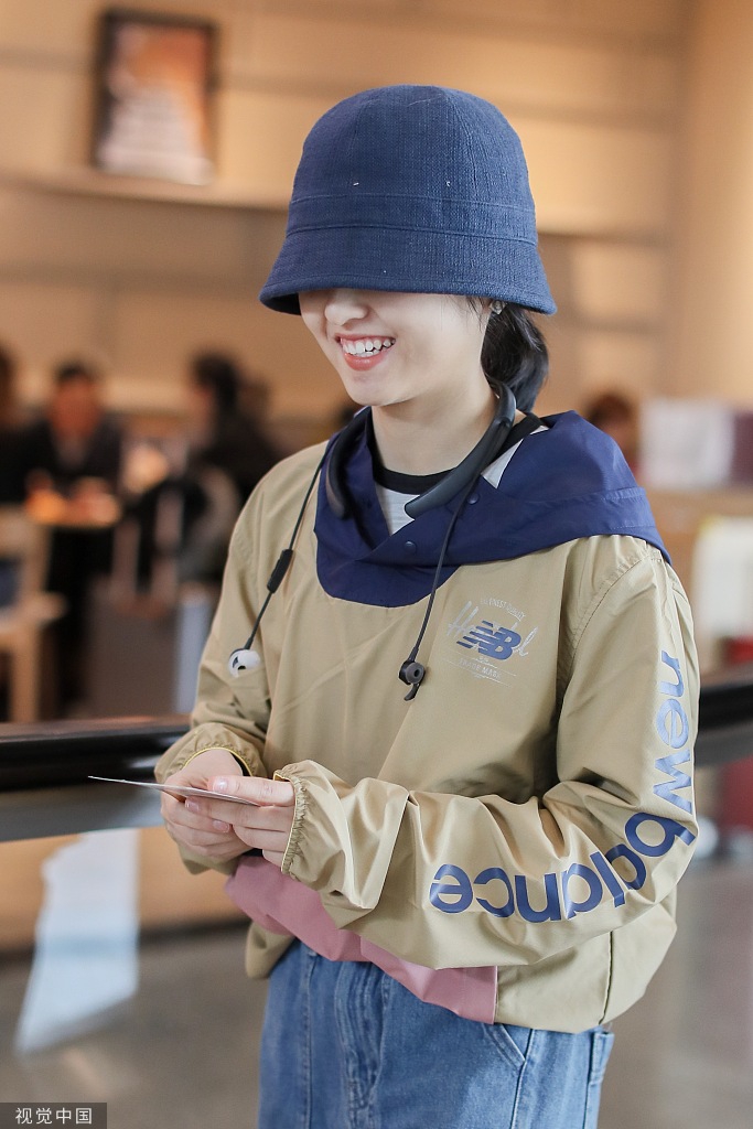 张子枫渔夫帽遮眼发射阳光笑容穿卫衣牛仔裤酷劲足