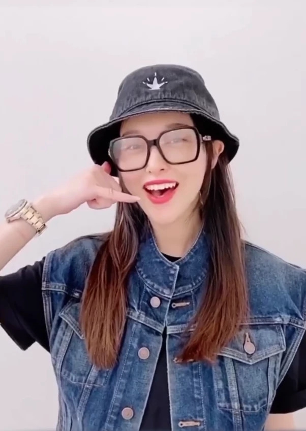 唐嫣最新状态曝光戴黑框眼镜化淡妆卖萌状态好