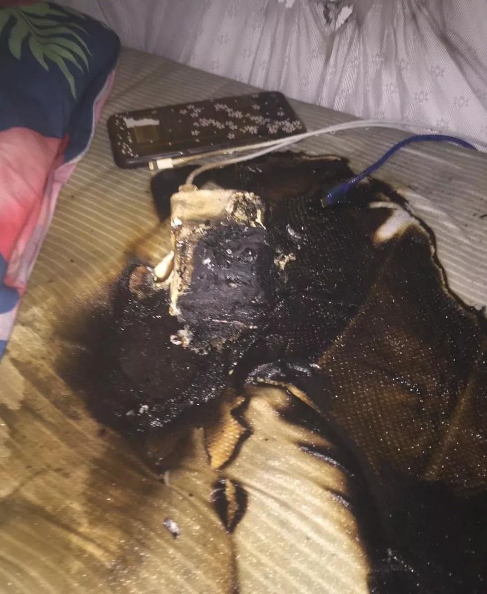 惊险!充电宝半夜在宿舍无故自燃,被子床垫均被烧焦