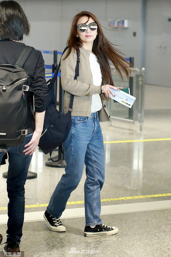 11月4日,田馥甄现身上海虹桥机场,她身穿灰色外套搭配牛仔裤,长发披肩