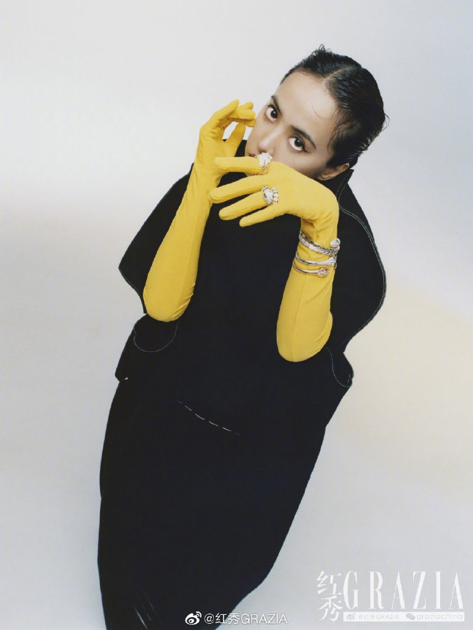近日,蔡依林最新时尚大片曝光,大胆挑战油头造型,搭配黄色手套个性