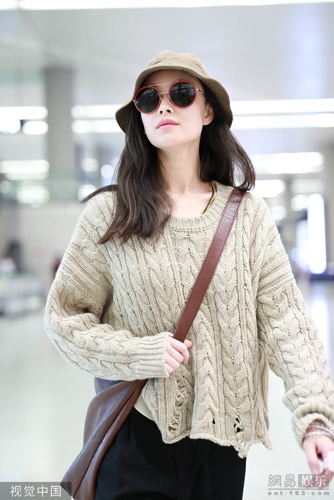 倪妮穿森系毛衣保暖不失高级 皮肤透嫩白到发光