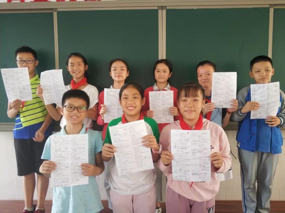 在学生们眼里，会画画的数学老师很时尚，对她多了几分喜爱，对数学也更上心了。