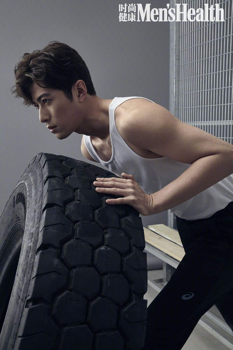 陈学冬登上杂志封面身穿白背心推轮胎肌肉线条诱人