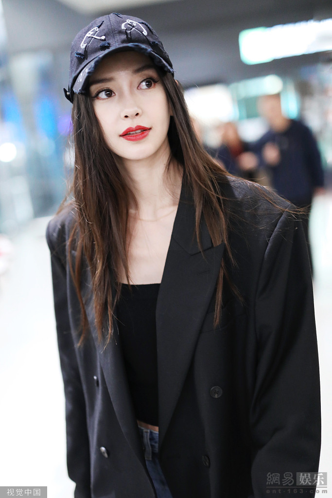 baby穿阔版西装秀蛮腰随意撩发显妩媚