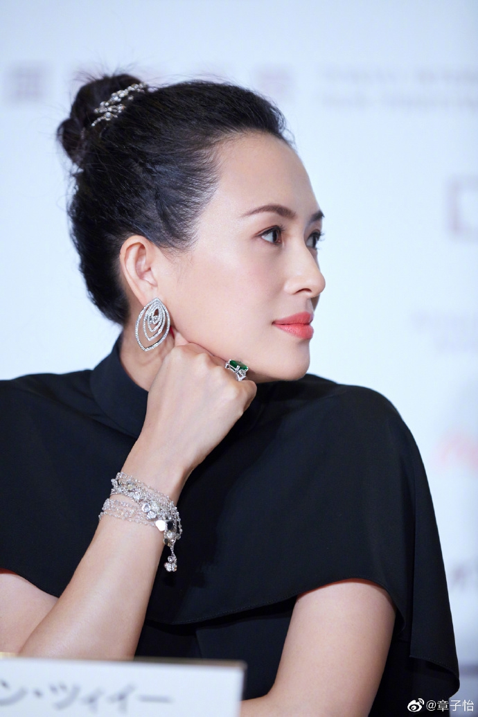 章子怡黑色纱裙脸色红润状态佳笑侃完成任务安心卸货