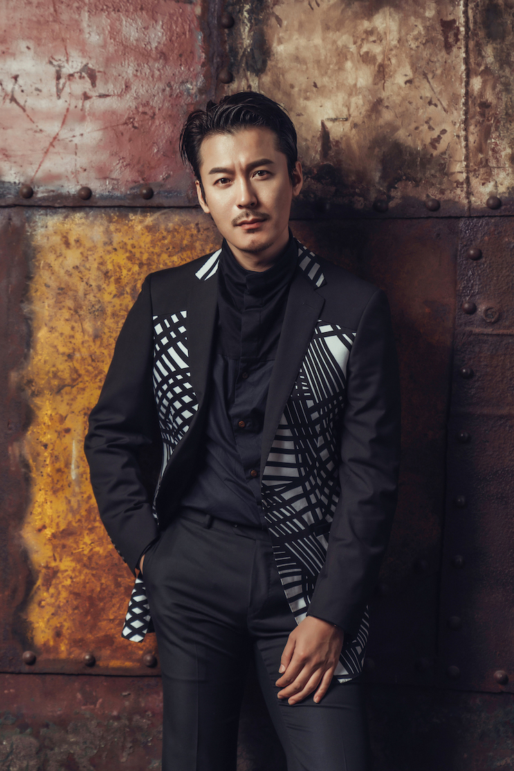 王东西装look现身秀场儒雅硬朗气场全开